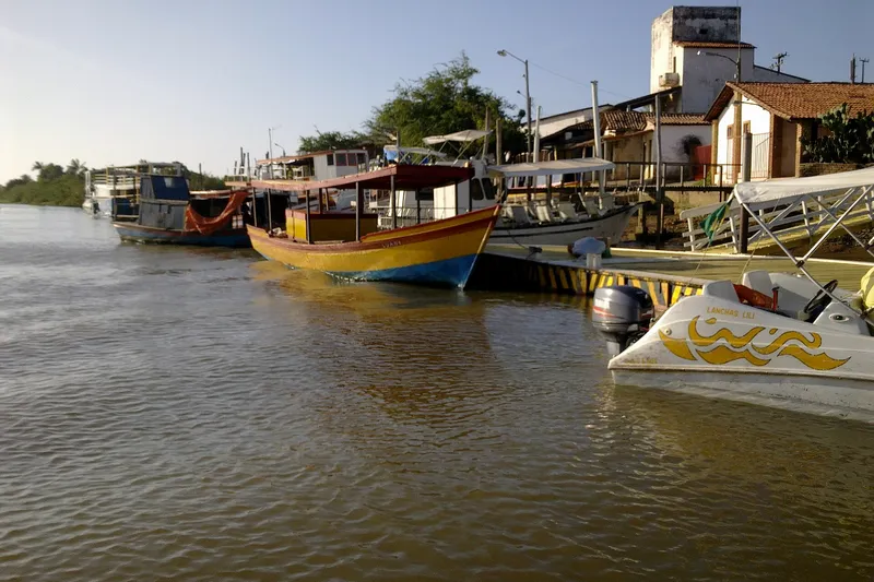 Barcos atracados no porto de Ilha Grande, no Delta do Parnaíba