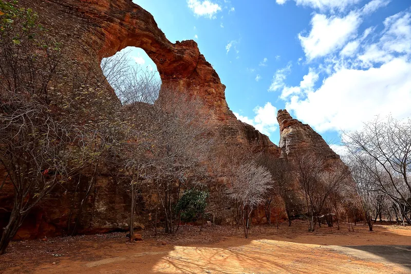 Caminho de terra diante da Pedra Furada, na Serra da Capivara