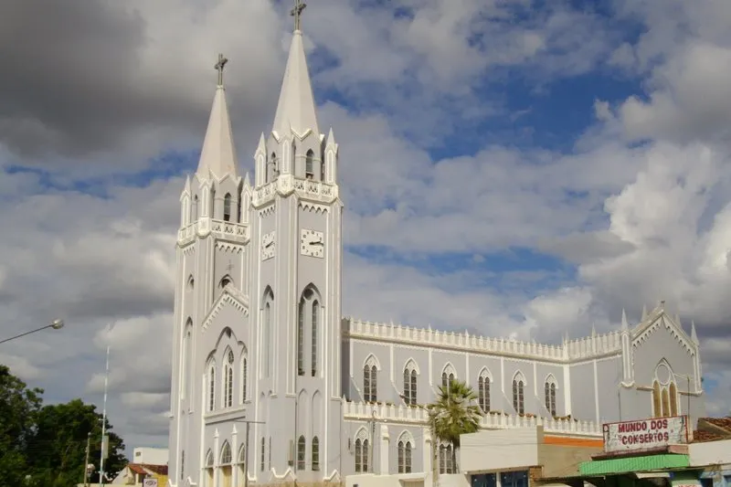 Rua com comércio diante da Catedral de Nossa Senhora dos Remédios, em Picos