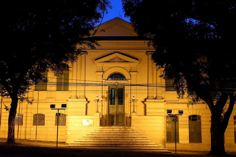 Prédio da Prefeitura de Teresina iluminado à noite
